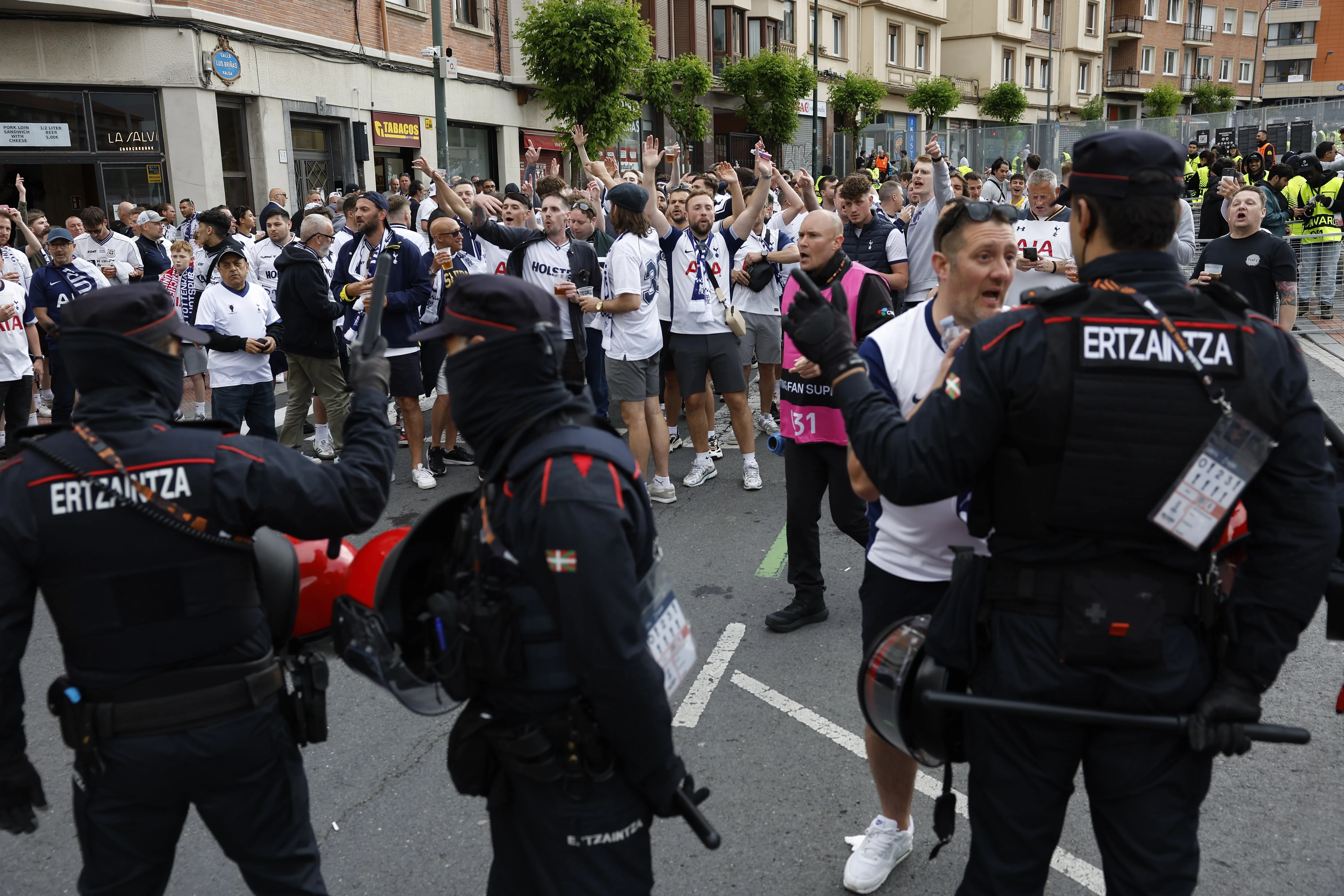 Agentes de la Ertzaintza vigilan a un grupo de aficionados del Tottenham en las inmediaciones del estadio de San Mamés. EFE/ Miguel Toña