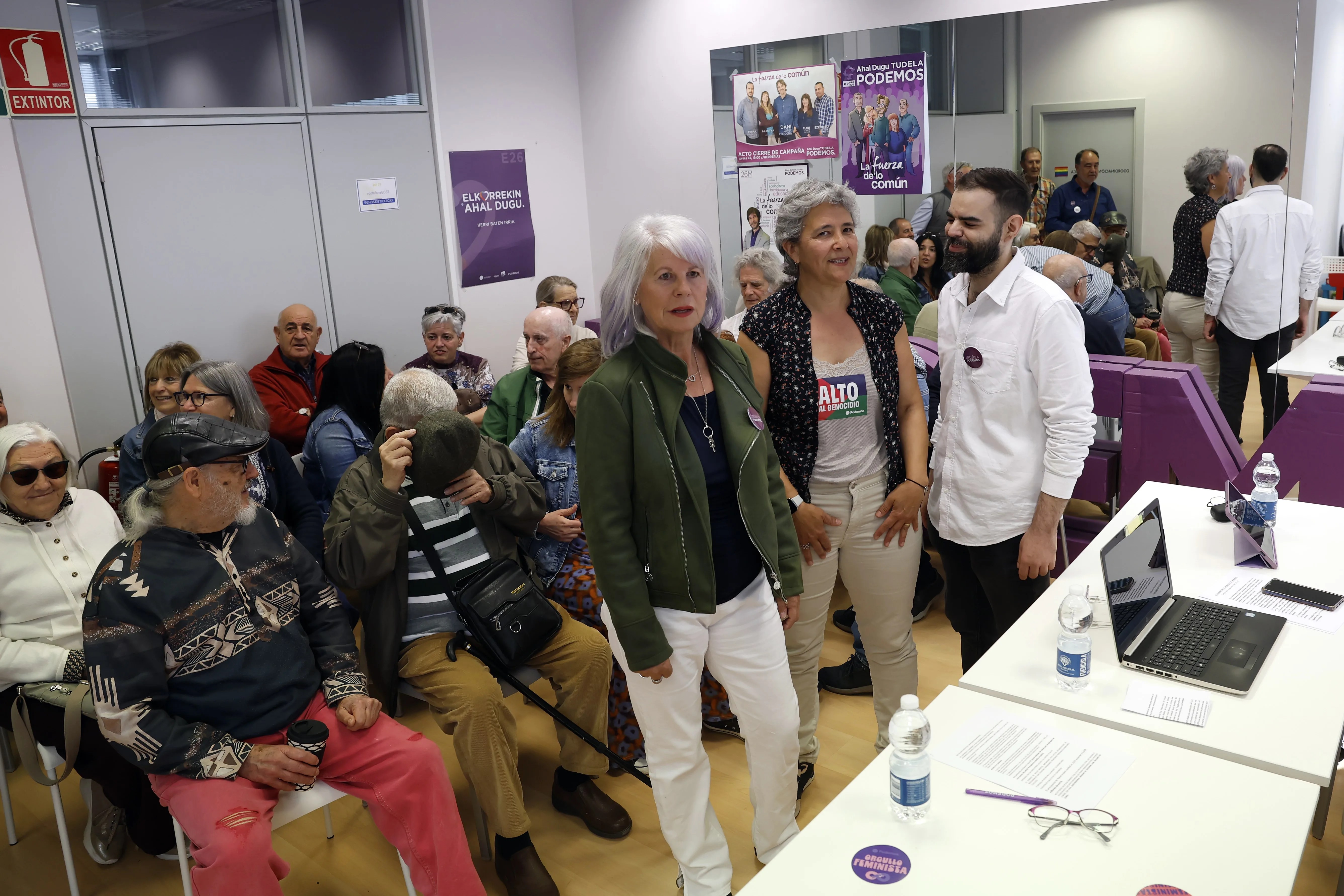 Imagen de la asamblea de Podemos Navarra con los tres nuevos consejeros de la dirección nacional Neniques Roldán, Gracia Moreno y Pablo Antón