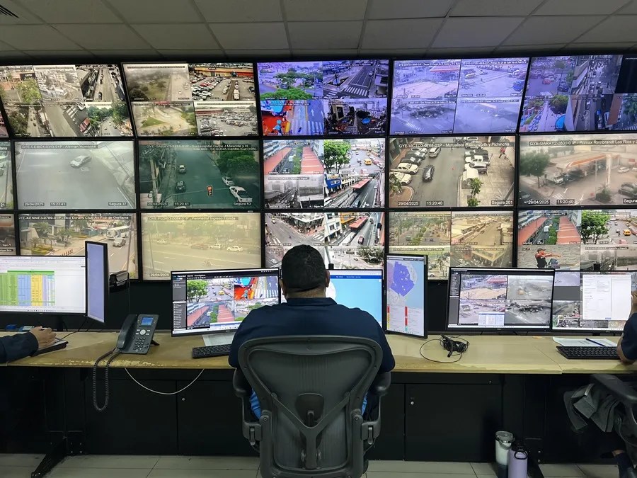 Fotografía del 29 de abril del 2025 de un funcionario en la sala de videovigilancia de Segura, en Guayaquil (Ecuador). EFE/ Cristina Bazan