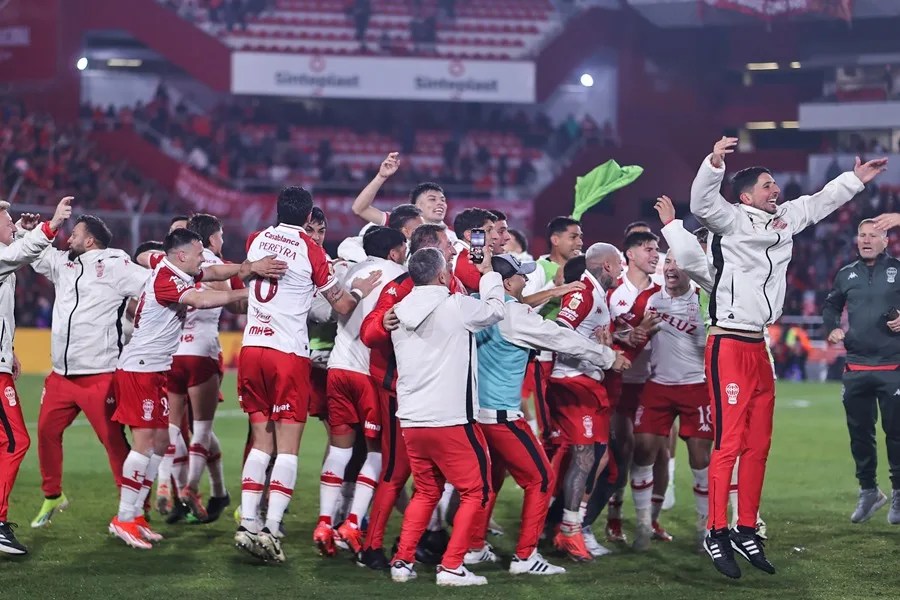 Jugadores de Huracán celebran este sábado, al finalizar el partido de la semifinal de la primera fase de la Liga Argentina entre Club Atlético Independiente y Club Atlético Huracán en el estadio Libertadores de América, en Buenos Aires (Argentina). EFE/ Juan Ignacio Roncoroni