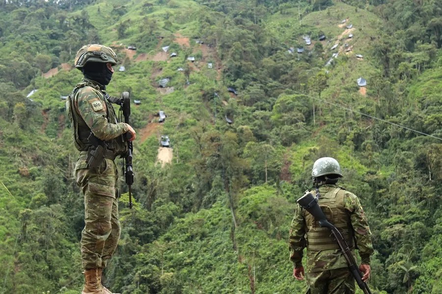 Fotografía de archivo de integrantes del Ejército de Ecuador realizando un patrullaje en El Chical (Ecuador). EFE/ Xavier Montalvo