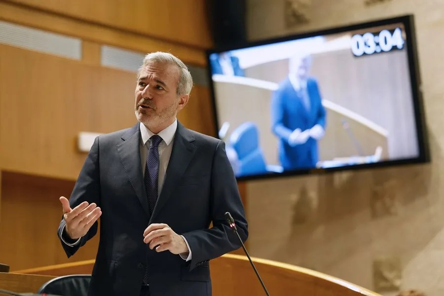 El presidente del Gobierno aragonés, Jorge Azcón, interviene en el pleno de las Cortes de Aragón de control al ejecutivo, este viernes, en Zaragoza.