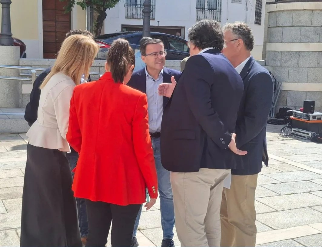 El presidente de la Diputación de Badajoz y líder del PSOE extremeño, Miguel Ängel Gallardo, dialoga con algunos representantes del PSOE ante la Asamblea de Extremadura. EFE/Alberto Santacruz