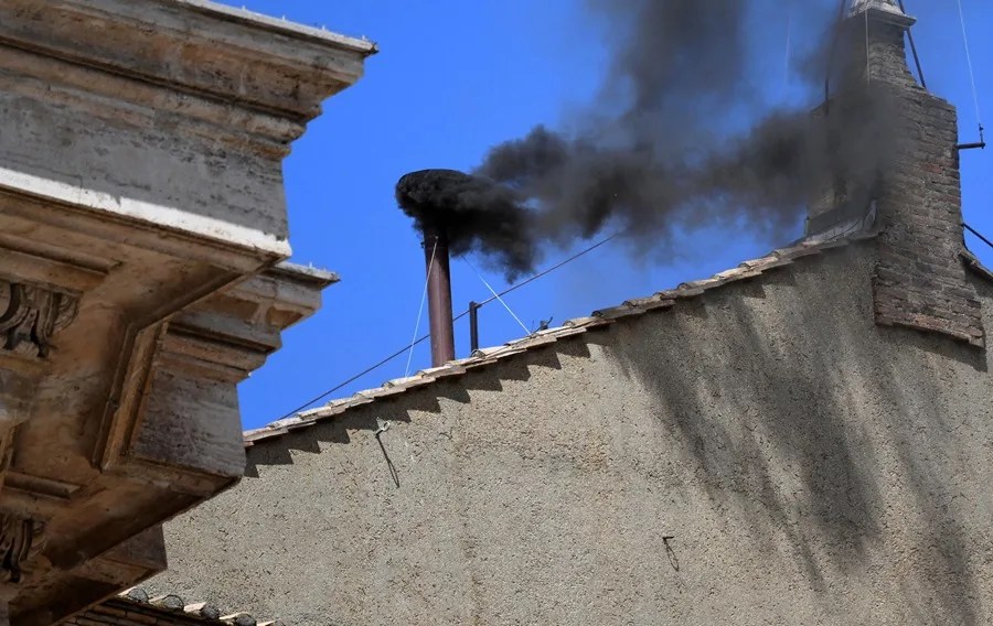 Fumata negra en la capilla Sixtina, lo que indica que no se ha llegado a acuerdo para la elección de papa.