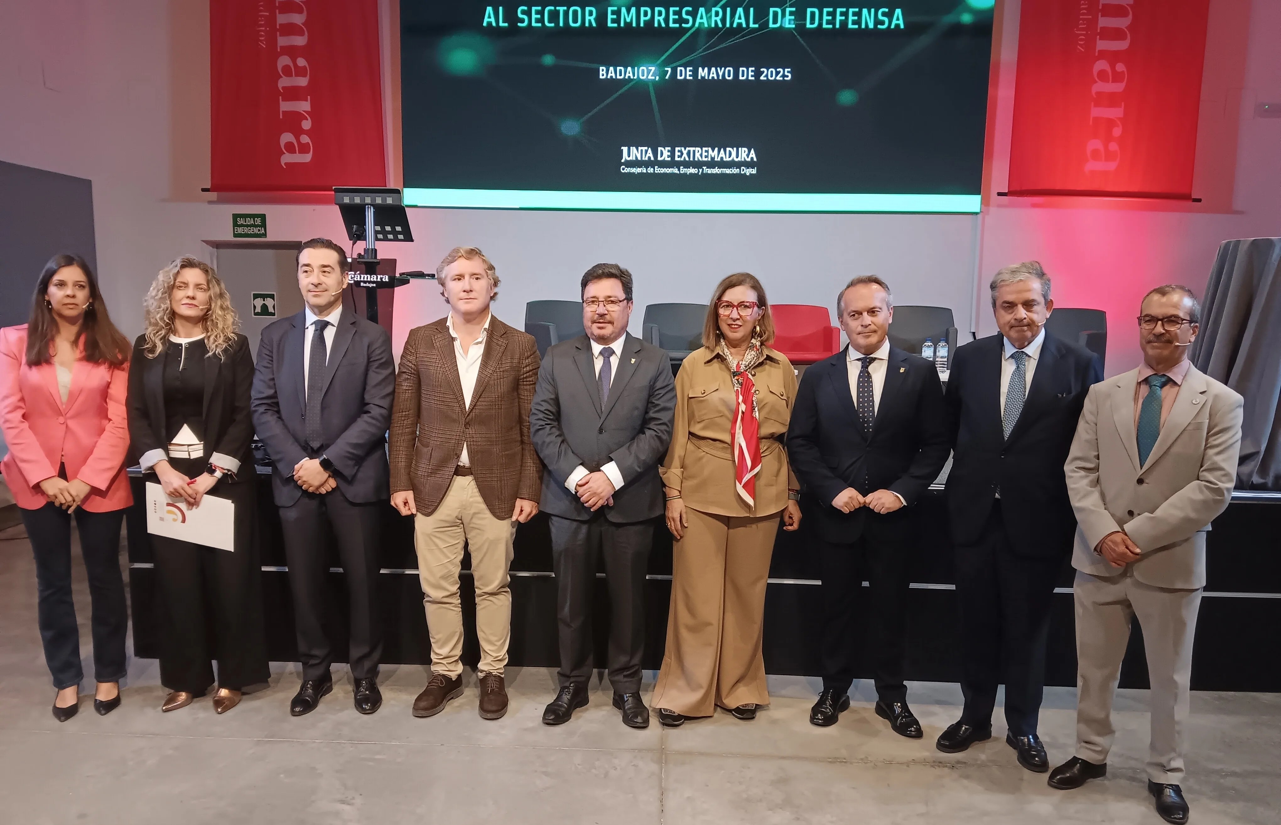 Foto de familia con motivo del acto de presentación del Plan Extremeño de Impulso al Sector Empresarial de Defensa. EFE/José Luis Real