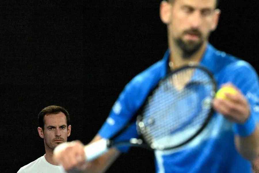 El entrenador Andy Murray prepara a Novak Djokovic durante un partido.