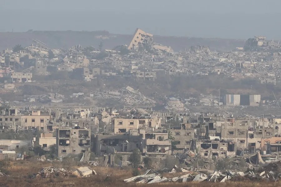 Edificios en ruinas en la Franja de Gaza, vistos cerca de la frontera con la Franja de Gaza, sur de Israel. EFE/EPA/ABIR SULTAN