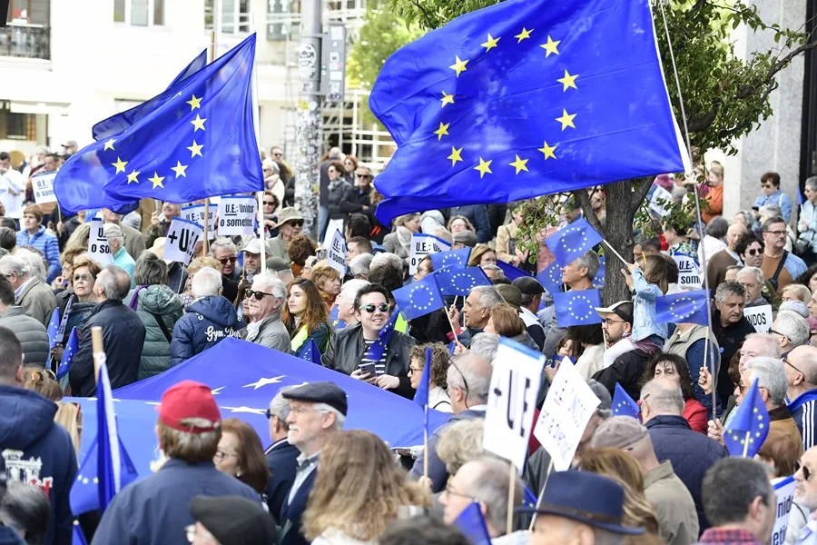 Miles de personas asisten a una concentración bajo el lema 'En defensa de Europa y la democracia', en Madrid.