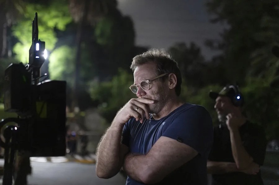 Fotografía cedida por Netflix que muestra al director Bruno Stagnaro (i) durante el rodaje de la serie argentina 'El Eternauta'. EFE/ Marcos Ludevid / Netflix