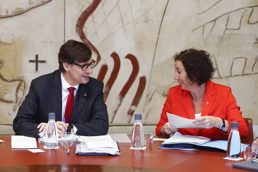El presidente de la Generalitat de Cataluña, Salvador Illa, conversa con la consellera de Economía, Alicia Romero