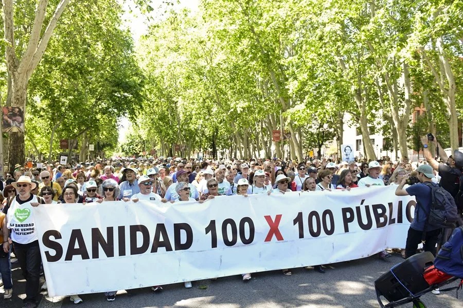 Manifestación que el colectivo Vecinas y Vecinos de los Barrios y Pueblos de Madrid ha convocado bajo el lema 'Salvemos nuestra sanidad pública', para defender una sanidad 100% pública y para protestar contra los recortes.