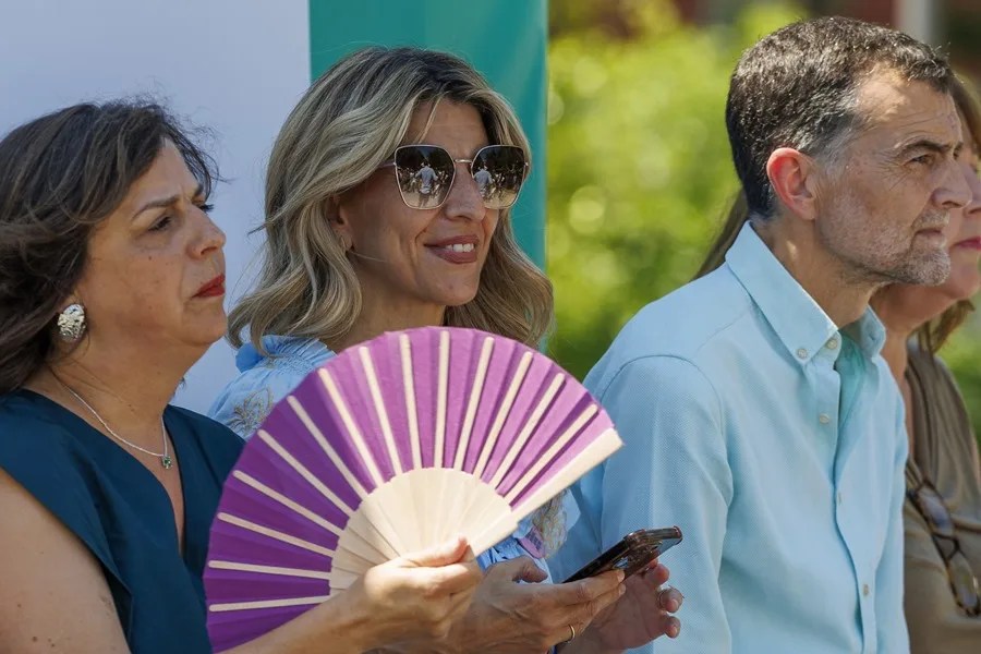 Yolanda Díaz y Antonio Maíllo participan en un acto por la reducción de la jornada laboral con el lema "Trabajar menos, vivir mejor" en Sevilla.