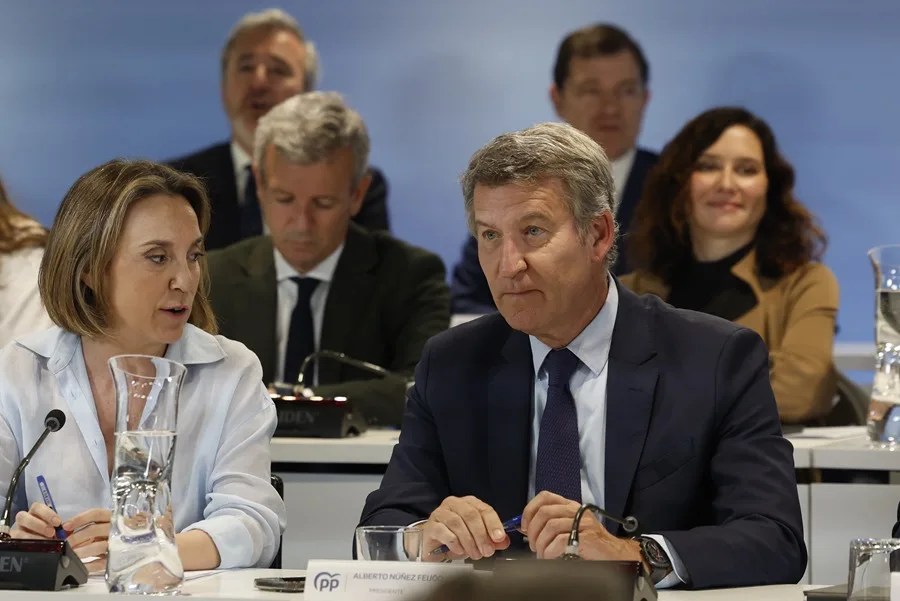 El líder del PP, Alberto Núñez Feijóo, acompañado por la secretaria general del partido, Cuca Gamarra durante la reunión de la Junta Directiva Nacional del partido.