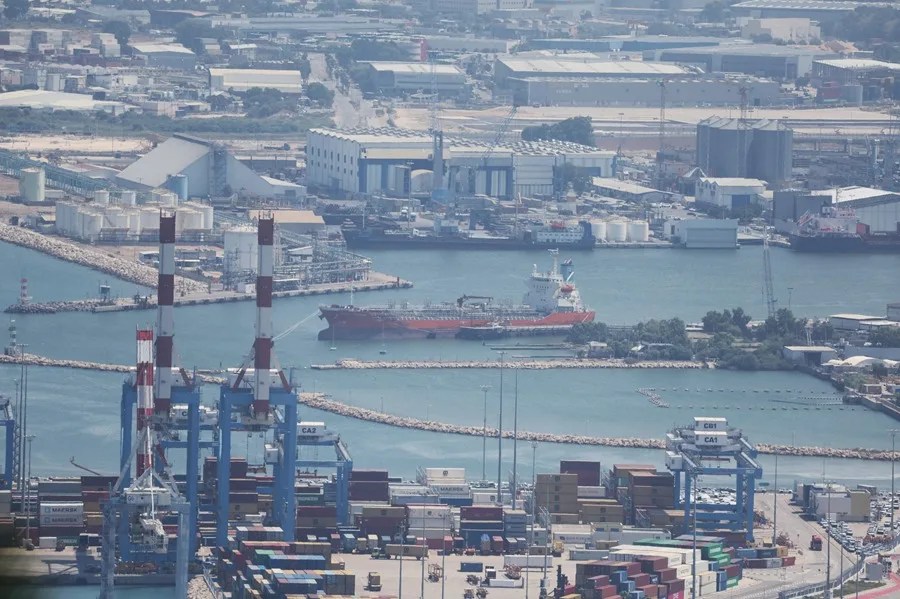 Fotografía de archivo del puerto de Haifa, en Israel, que será objeto de un bloqueo de rebeldes hutíes del Yemen. EFE/Abir Sultan