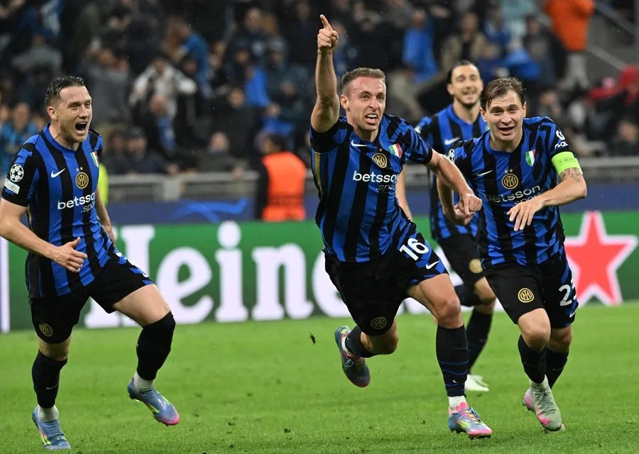Davide Frattesi celebra tras anotar el 4-3 para el Inter de Milán ante el Barcelona en Liga de Campeones.