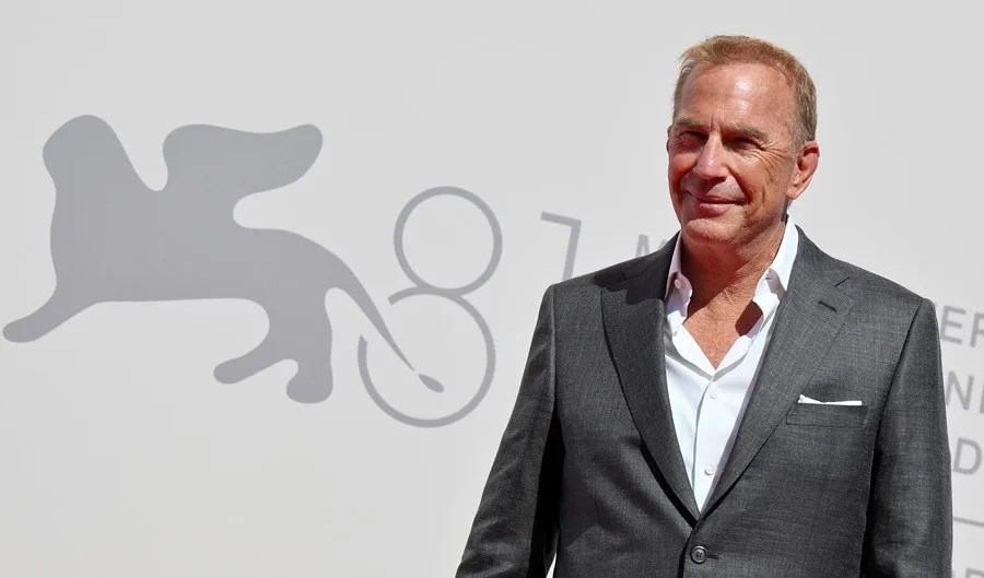 Una actriz demanda a Kevin Costner por una "violenta escena de violación no guionizada"
