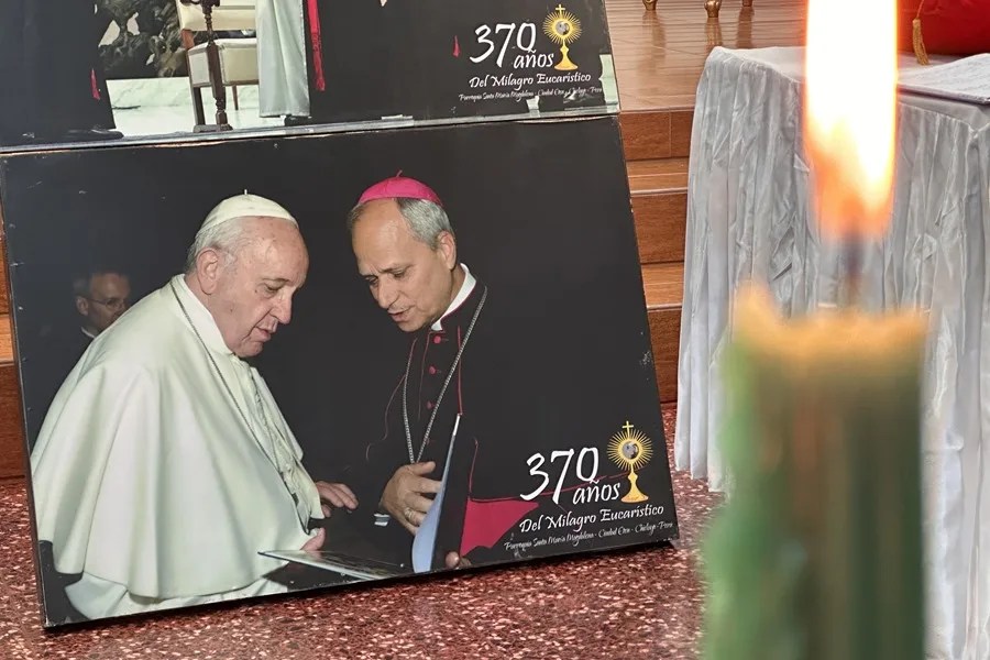 Fotografía que muestra una imagen de un encuentro del entonces obispo Robert Prevost entregando al papa Francisco un libro con testimonios de fe hechos por visitantes a la parroquia Santa María Magdalena que describen milagros realizados por el Divino Niño del Milagro, en provincia de Chiclayo (Perú). EFE/ Mikhail Huacan