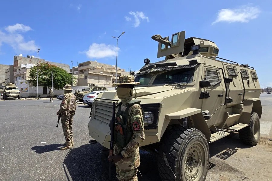 Fuerzas de seguridad de Libia controlan la situación, este 13 de mayo de 2025, tras una escalada militar en Trípoli, la capital del país. EFE/Stringer