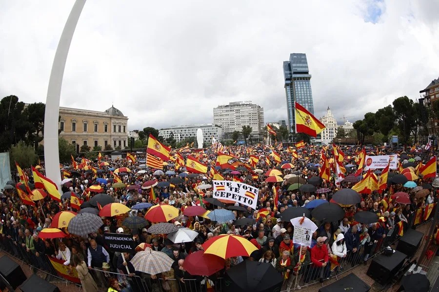 Manifestación organizada por la Plataforma por la España Constitucional con el lema 'Por la dignidad de España. Sánchez dimisión, elecciones ya'