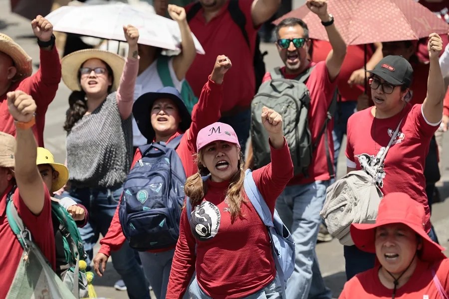 Integrantes de la Coordinadora Nacional de los Trabajadores de Educación (CNTE) protestan para exigir un aumento del presupuesto para la educación en Ciudad de México (México).EFE/ José Méndez