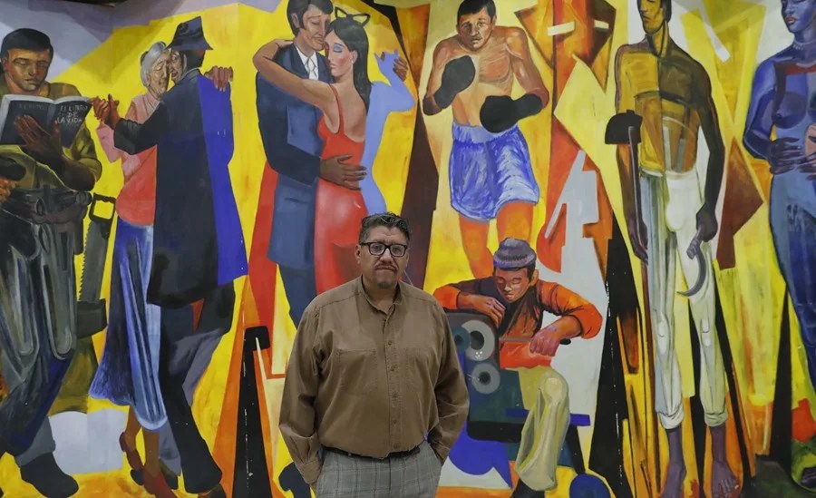 El director de la galería José María Velazco, Luis Miguel León, posa durante un recorrido por la exposición 'Desde el corazón del barrio de Tepito' este viernes, en Ciudad de México (México). EFE/ Mario Guzmán