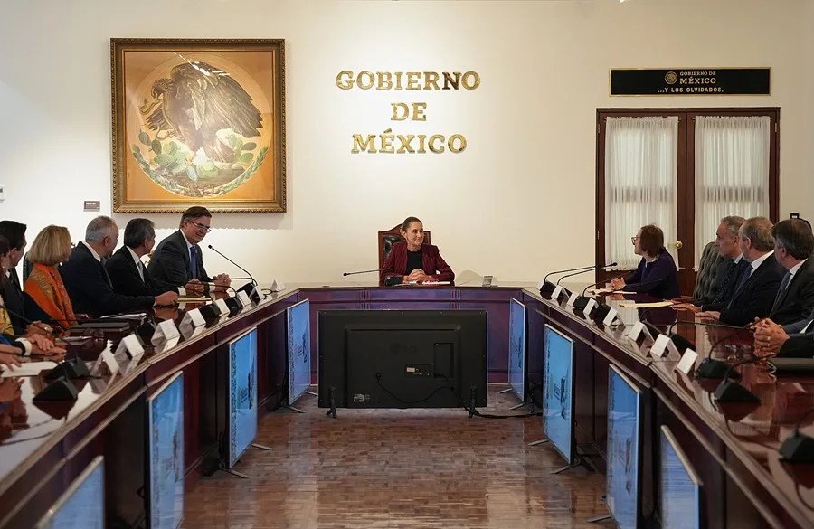 Fotografía cedida por la presidencia de México de la mandataria mexicana, Claudia Sheinbaum (c), durante una reunión con directivos de Americas Society Council of the Americas en el Palacio Nacional en Ciudad de México. EFE/ Presidencia de México