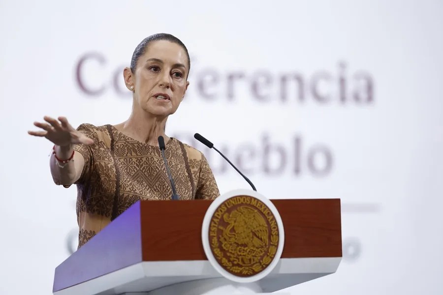 La presidenta de México, Claudia Sheinbaum, habla durante su rueda de prensa este viernes, donde anunció una demanda a Google por cambiar el nombre del Golfo de México. EFE/ Sáshenka Gutiérrez