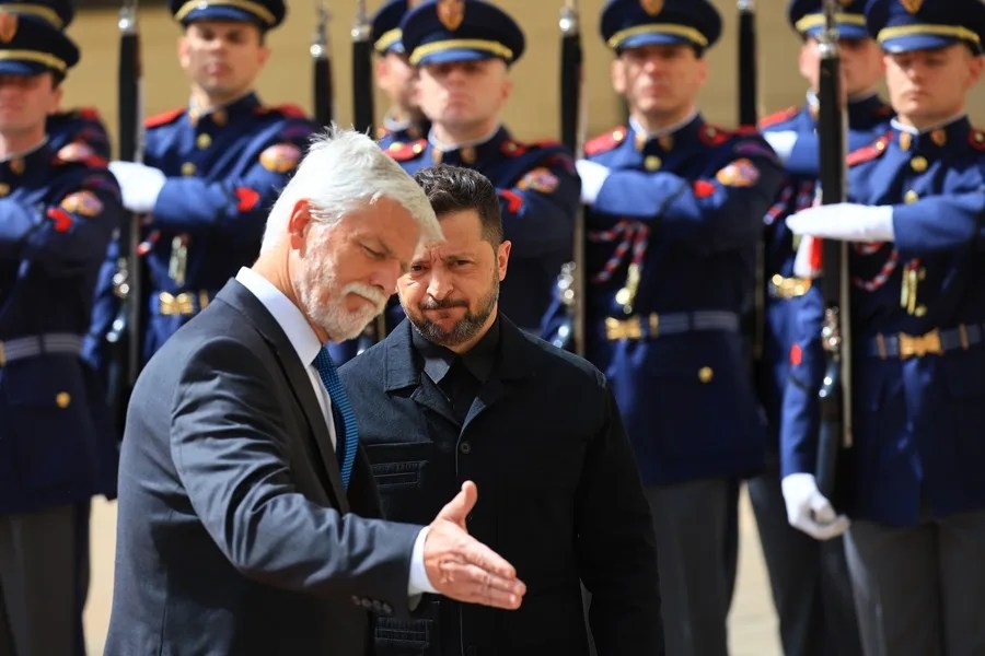 El presidente checo Petr Pavel (izq.) da la bienvenida al presidente ucraniano Volodymyr Zelensky (der.) al Castillo de Praga en Praga, República Checa.