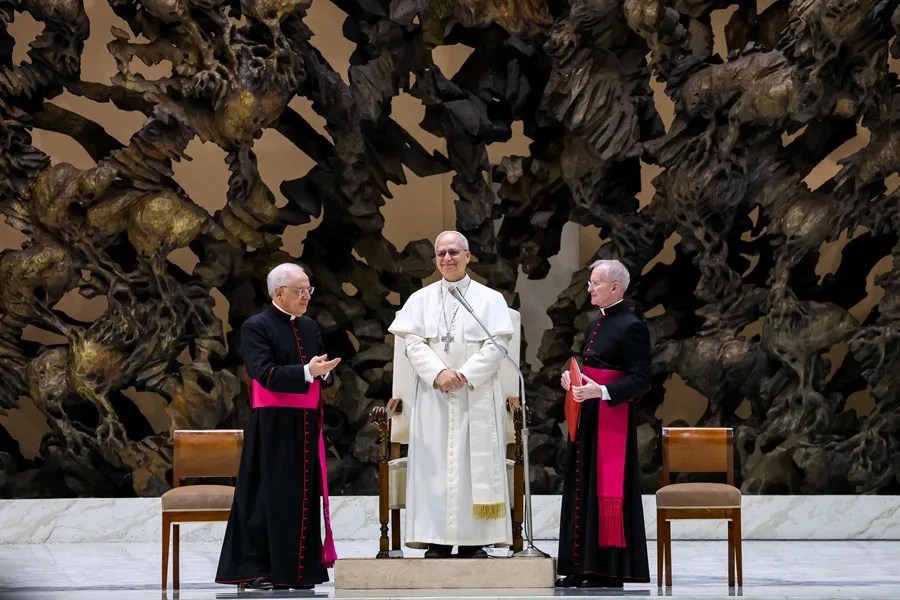 El papa pide a los líderes mundiales que negocien y callen las armas