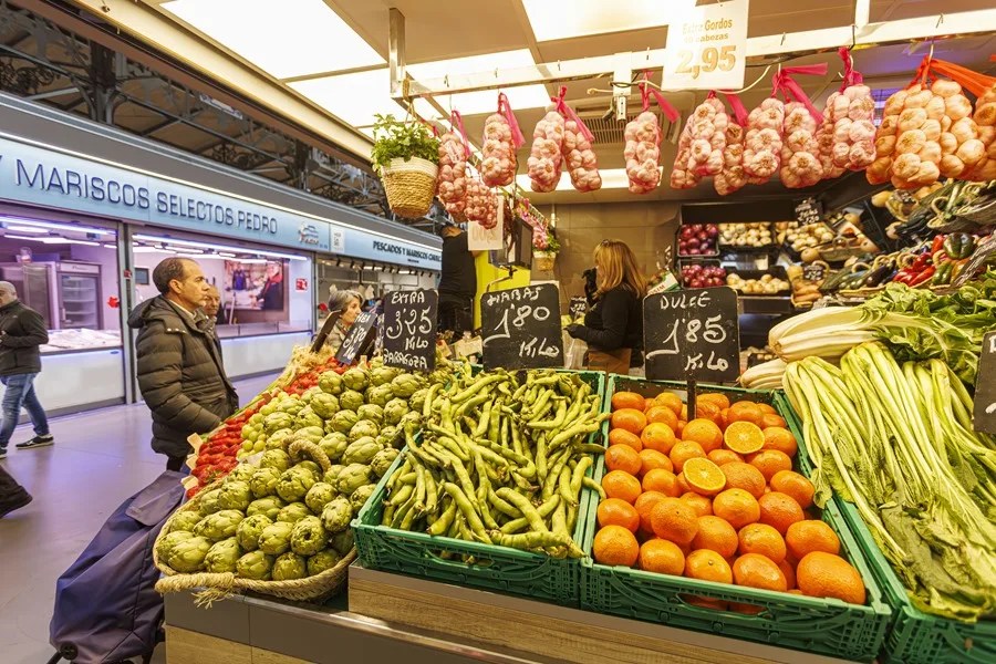 En la imagen un puesto de frutas y verduras en el mercado central de Zaragoza
