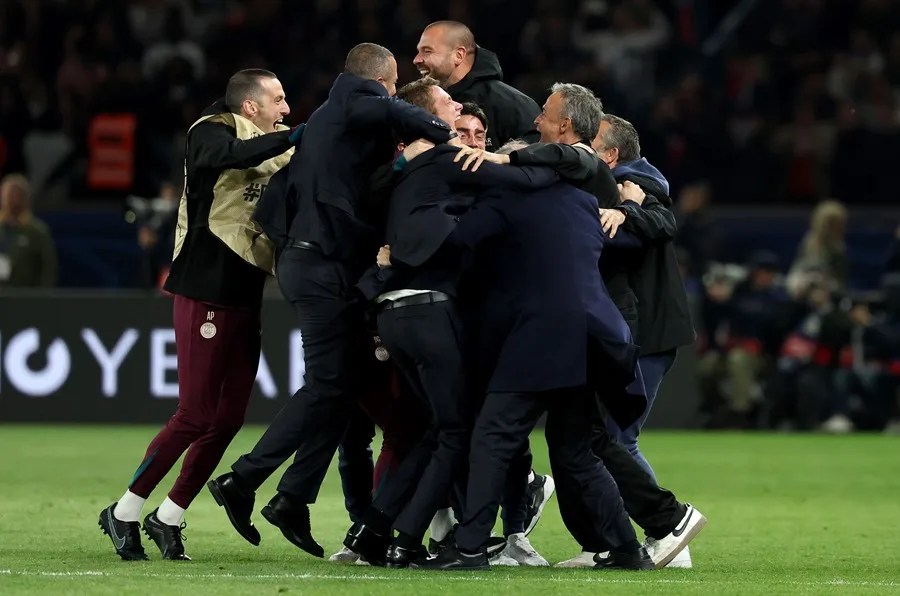 El cuerpo técnico del PSG celebra tras el partido de vuelta de las semifinales de la UEFA Champions League