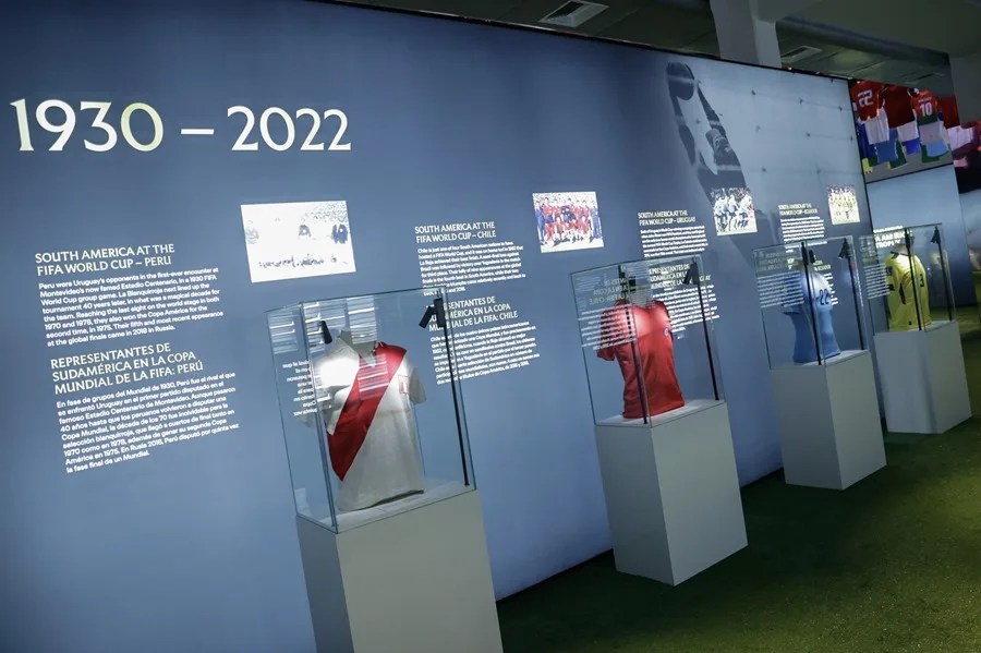 FIFA y Conmebol abren exposición en Paraguay que incluye la Copa Mundial y América