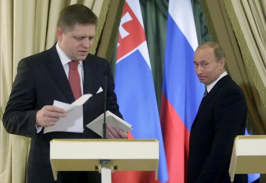 El primer ministro ruso, Vladímir Putin, y su homólogo eslovaco, Robert Fico, durante una conferencia de prensa en Moscú.