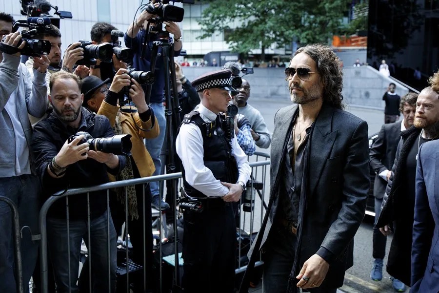 Juicio al actor Russell Brand por cinco delitos de violencia sexual
