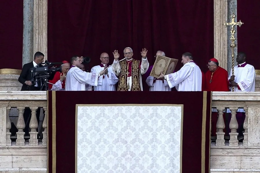 El nuevo papa León XIV (i) saluda tras su elección en el Vaticano, este 8 de mayo de 2025. EFE/Angelo Carconi