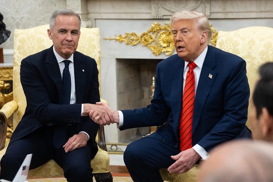 El presidente de Estados Unidos, Donald Trump (i), junto al primer ministro de Canadá, Mark Carney (d), en el Despacho Oval de la Casa Blanca, este 6 de mayo de 2025. EFE/Francis Chung/Pool