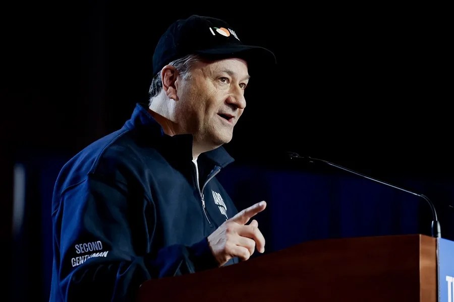 Fotografía de archivo del esposo de la exvicepresidenta Kamala Harris, Doug Emhoff, quien sale del patronato del Museo del Holocausto por orden de Donald Trump. EFE/Erik S. Lesser