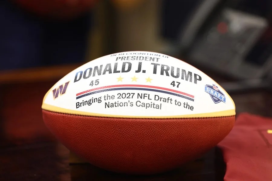 Mercancía del Draft de 2027 de la NFL marcada con el nombre presidente estadounidense, Donald Trump, durante el anuncio de la sede del evento deportivo, este 5 de mayo de 2025, en la Casa Blanca. EFE/Jim Lo Scalzo/Pool