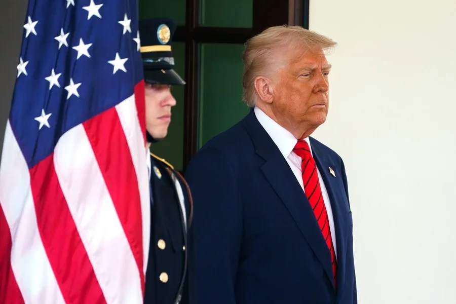 El presidente de Estados Unidos, Donald Trump, espera en la entrada de la Casa Blanca, este 6 de mayo de 2025. EFE/Will Oliver