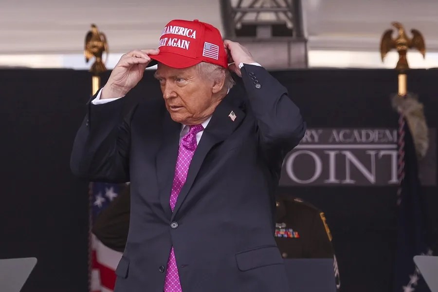 Trump dice que "ojalá" los tribunales le permitan continuar con las expulsiones de migrantes