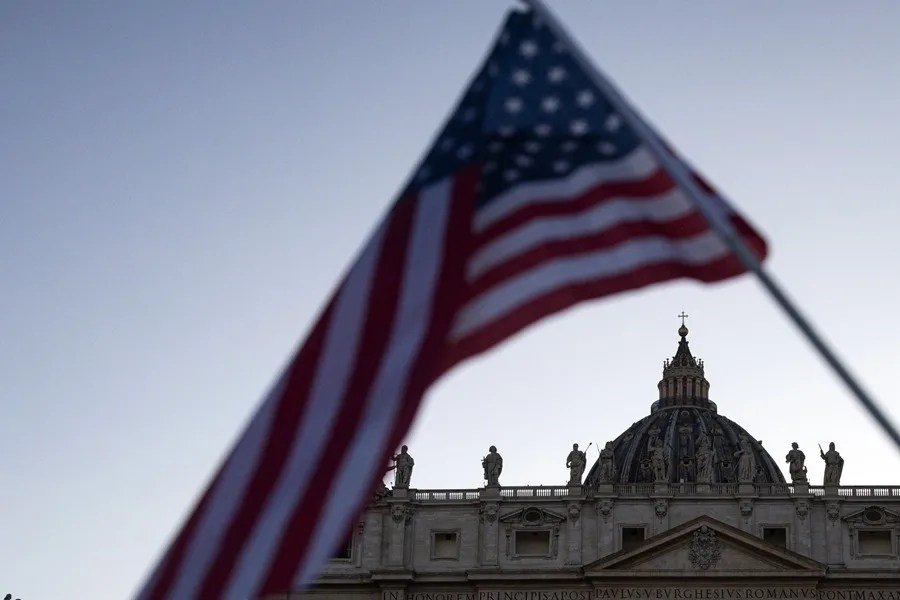 Vista de una bandera de Estados Unidos frente a la Basílica de San Pedro, en el Vaticano, en una imagen de archivo.