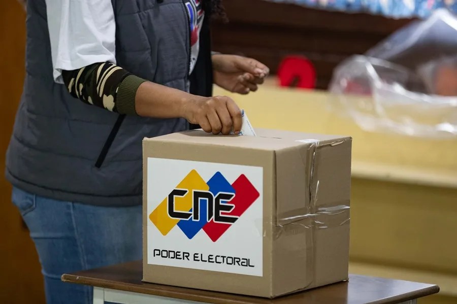 Fotografía de una persona participando en un simulacro electoral en Caracas (Venezuela) en una imagen del 10 de mayo del 2025. EFE/ Ronald Peña