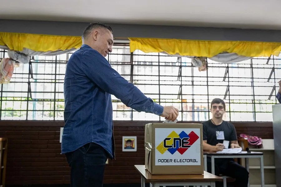 El vicepresidente del Consejo Nacional Electoral (CNE) de Venezuela, Carlos Quintero (i), participa en un simulacro electoral este sábado, en Caracas (Venezuela). EFE/ Ronald Peña R