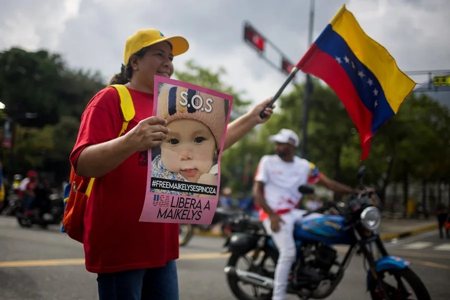Venezuela recibe a niña separada de su madre deportada de EE.UU.