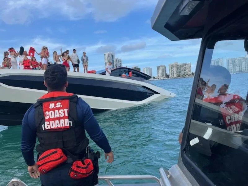 Investigan el hundimiento de un yate en Miami con 32 personas abordo, todas rescatadas