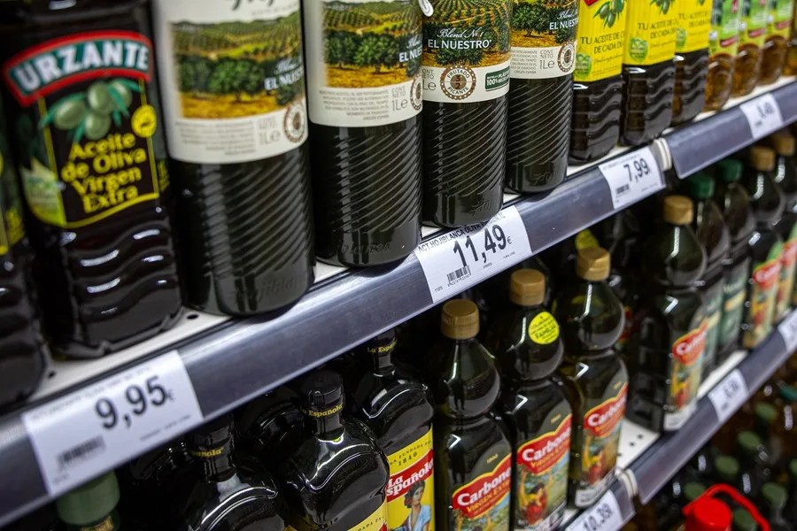 Vista del precio del aceite de oliva en un mercado