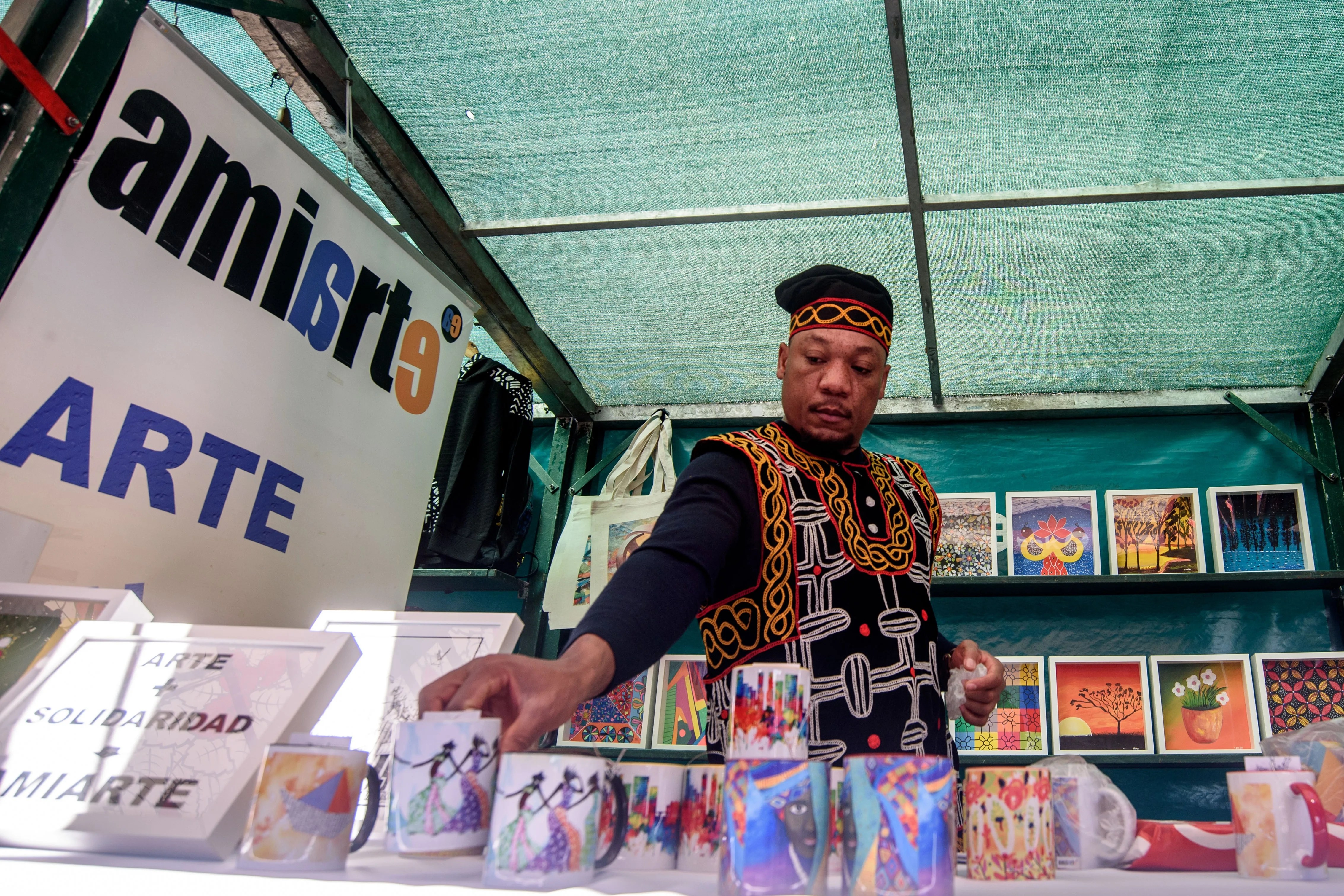 Bilbao, 24/05/2025.- Puesto de comerciante en el Afrika Eguna El Orgullo Bilbao, que se celebra para conmemorar el Día Internacional del Continente Africano este sábado en el Itsasmuseum-Museo Marítimo de Bilbao. EFE/Javier Zorrilla