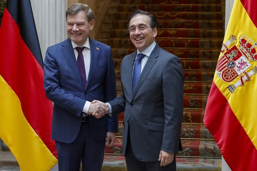 El ministro de Asuntos Exteriores, Unión Europea y Cooperación, José Manuel Albares (d) y su homólogo alemán, Johann Wadephul (i).