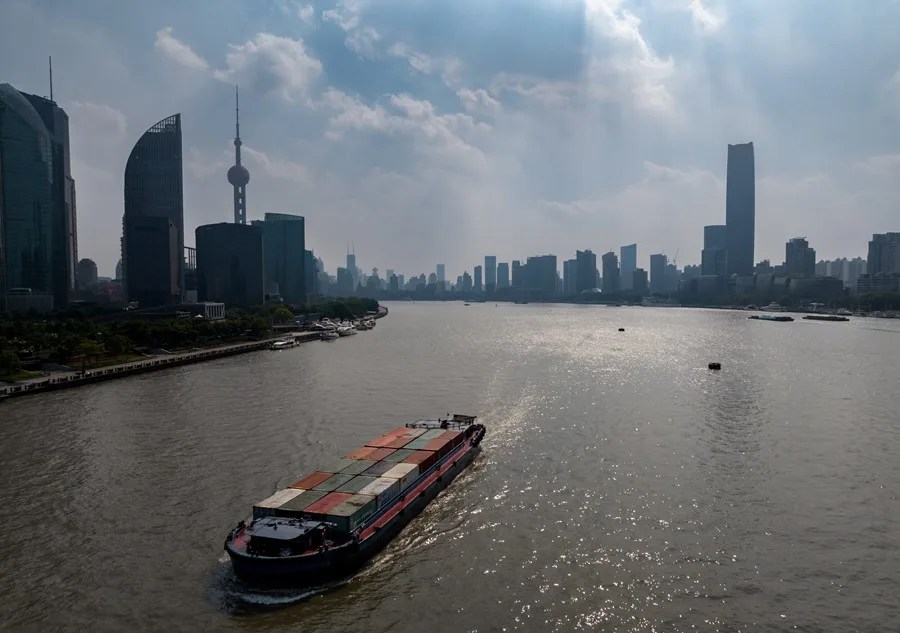 Una fotografía aérea muestra un carguero navegando por el río Huangpu en Shanghái