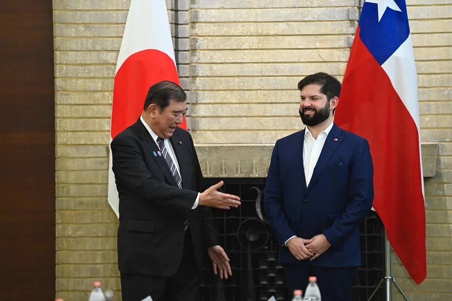 El presidente chileno Gabriel Boric (d) y el primer ministro japonés Shigeru Ishiba